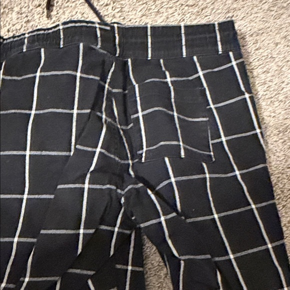 Hot Topic Black and White Grid Cargo Pants - Picture 7 of 7